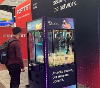 ノベルティをクレーンゲーム形式で配るブースの様子